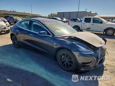 Czwarte zdjęcie samochodu z boku: 2018 TESLA MODEL 3 VIN:5YJ3E1EB1JF104160 - miniatura