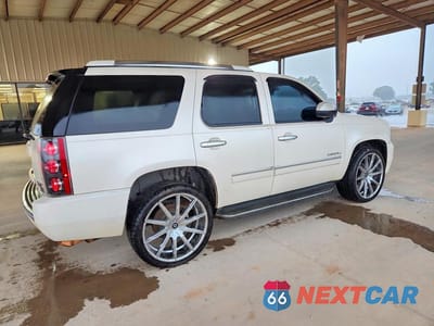 Trzecie zdjęcie samochodu z tyłu: 2011 GMC YUKON DENALI VIN:1GKS1EEF0BR205417 - miniatura