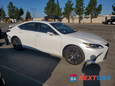 Czwarte zdjęcie samochodu z boku: 2024 LEXUS ES 300H BASE VIN:58ADA1C13RU038793 - miniatura