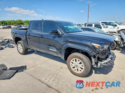 Czwarte zdjęcie samochodu z boku: 2025 TOYOTA TACOMA SR5 VIN:3TMLB5JN6SM151438 - miniatura