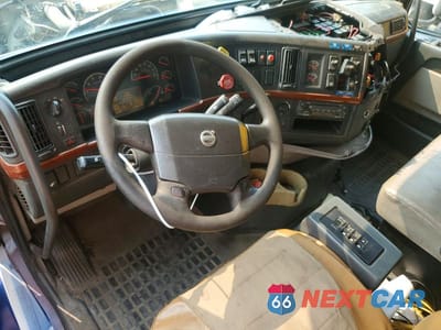 Zdjęcie 8 z 13 samochodu: 2008 VOLVO VHD REFUSE TRUCK VIN:4V5KC9EH48N490718 - miniatura