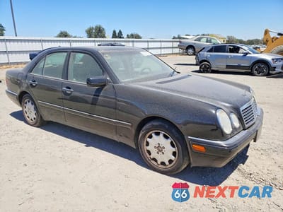 Czwarte zdjęcie samochodu z boku: 1996 MERCEDES-BENZ E 320 VIN:WDBJF55F0TJ020100 - miniatura