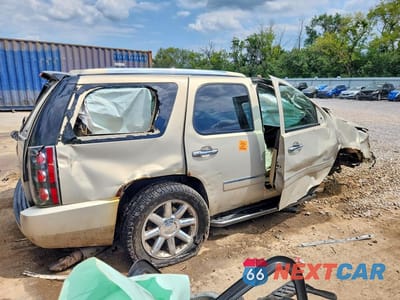 Trzecie zdjęcie samochodu z tyłu: 2010 GMC YUKON DENALI VIN:1GKUKEEF7AR104704 - miniatura