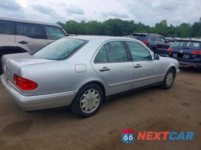 Trzecie zdjęcie samochodu z tyłu: 1996 MERCEDES-BENZ E 320 VIN:WDBJF55F5TJ013532 - miniatura