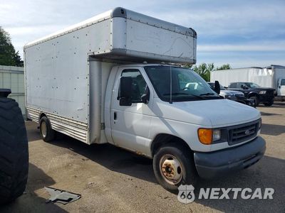 Czwarte zdjęcie samochodu z boku: 2006 FORD E450 BOX TRUCK VIN:1FDXE45SX6HA86621 - miniatura