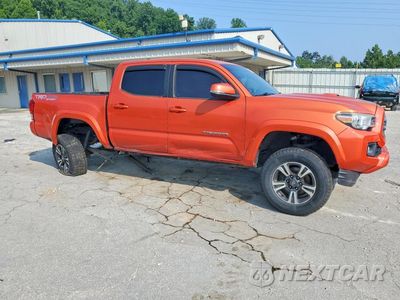Czwarte zdjęcie samochodu z boku: 2017 TOYOTA TACOMA TRD SPORT VIN:3TMCZ5AN4HM081104 - miniatura