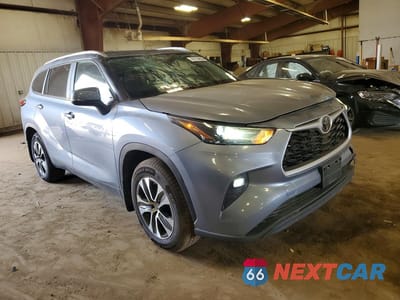 Czwarte zdjęcie samochodu z boku: 2023 TOYOTA HIGHLANDER XLE VIN:5TDKDRBH8PS013073 - miniatura
