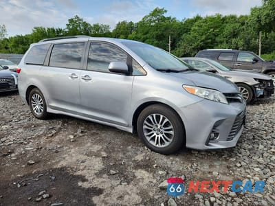 Czwarte zdjęcie samochodu z boku: 2018 TOYOTA SIENNA XLE 8-PASSENGER VIN:5TDYZ3DCXJS927018 - miniatura