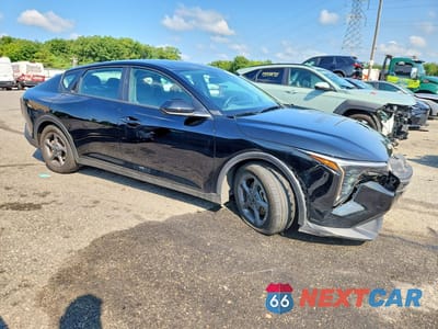 Czwarte zdjęcie samochodu z boku: 2025 KIA K4 LXS VIN:3KPFT4DE2SE066526 - miniatura