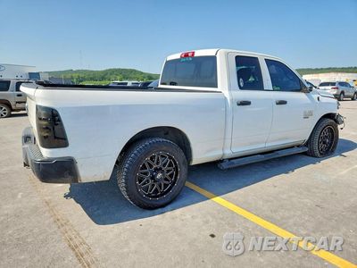 Trzecie zdjęcie samochodu z tyłu: 2020 RAM 1500 CLASSIC TRADESMAN VIN:1C6RR6FG1LS116635 - miniatura