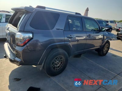 Trzecie zdjęcie samochodu z tyłu: 2021 TOYOTA 4RUNNER SR5 VIN:JTEEU5JR1M5250002 - miniatura