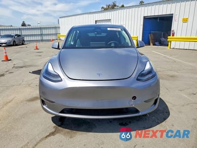 Piąte zdjęcie samochodu w środku: 2025 TESLA MODEL Y VIN:7SAYGDEE0SF281167 - miniatura