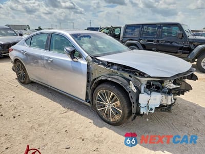 Czwarte zdjęcie samochodu z boku: 2025 LEXUS ES 350 BASE VIN:58ADZ1B16SU194147 - miniatura