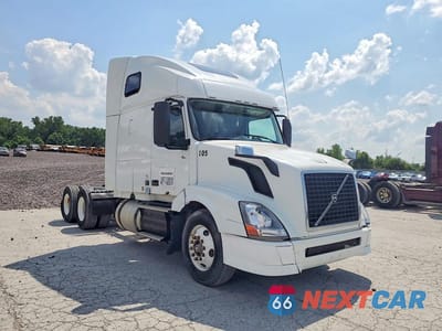 Czwarte zdjęcie samochodu z boku: 2013 VOLVO VNL SEMI TRUCK VIN:4V4NC9TH4DN568607 - miniatura