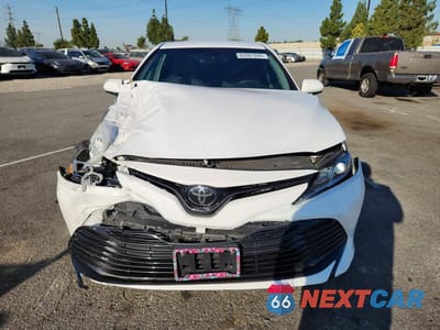 Piąte zdjęcie samochodu w środku: 2018 TOYOTA CAMRY LE VIN:4T1B11HK9JU085136 - miniatura