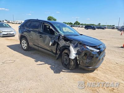 Czwarte zdjęcie samochodu z boku: 2025 TOYOTA RAV4 LE VIN:JTMK1RFV9SD135650 - miniatura