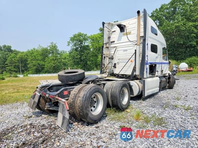 Trzecie zdjęcie samochodu z tyłu: 2019 VOLVO VNL SEMI TRUCK VIN:4V4NC9EH9KN225818 - miniatura