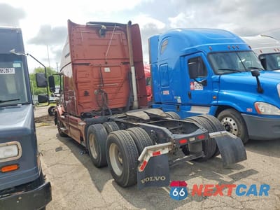 Drugie zdjęcie samochodu z przodu: 2013 VOLVO VNL SEMI TRUCK VIN:4V4NC9EG9DN560328 - miniatura