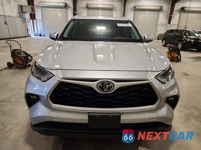 Piąte zdjęcie samochodu w środku: 2022 TOYOTA HIGHLANDER XLE VIN:5TDGZRBH6NS578717 - miniatura