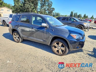 Czwarte zdjęcie samochodu z boku: 2007 TOYOTA RAV4 SPORT VIN:JTMBD32V076043901 - miniatura
