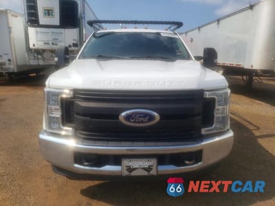 Piąte zdjęcie samochodu w środku: 2019 FORD F350 XL VIN:1FD8W3GT4KEE97381 - miniatura