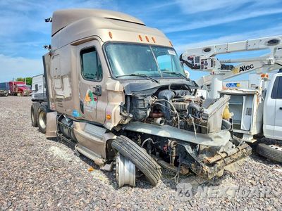 Czwarte zdjęcie samochodu z boku: 2015 FREIGHTLINER CASCADIA SEMI TRUCK VIN:3AKGGLD55FSGD8572 - miniatura