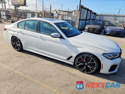Czwarte zdjęcie samochodu z boku: 2023 BMW M550XI VIN:WBA13BK06PCM40203 - miniatura