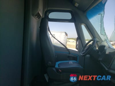 Zdjęcie 10 z 12 samochodu: 2022 RIVIAN EDV 700 VIN:7FCEHDB73NN003690 - miniatura