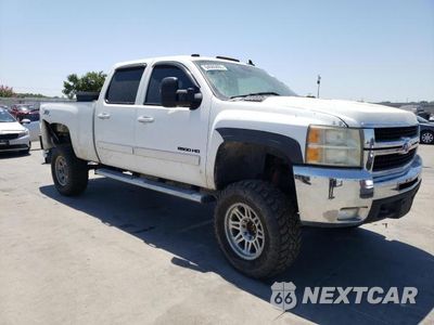 Czwarte zdjęcie samochodu z boku: 2008 CHEVROLET SILVERADO K2500 HEAVY DUTY VIN:1GCHK236X8F175681 - miniatura