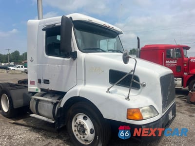 Drugie zdjęcie samochodu z przodu: 2003 VOLVO VN VNM VIN:4V4MC9GG53N343690 - miniatura