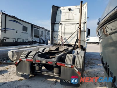 Czwarte zdjęcie samochodu z boku: 2014 VOLVO VN VNL VIN:4V4NC9EH7EN175022 - miniatura