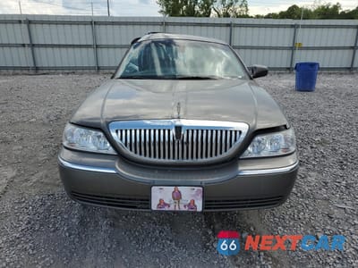 Piąte zdjęcie samochodu w środku: 2003 LINCOLN TOWN CAR SIGNATURE VIN:1LNHM82W73Y680066 - miniatura