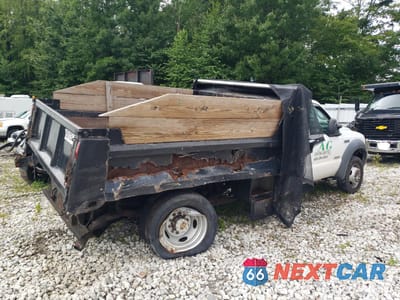 Trzecie zdjęcie samochodu z tyłu: 2005 FORD F450 SUPER DUTY VIN:1FDXF47P45EA26372 - miniatura