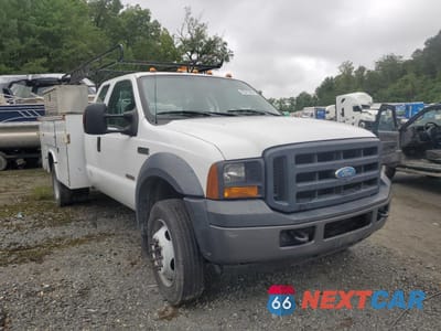 Czwarte zdjęcie samochodu z boku: 2006 FORD F450 SUPER DUTY VIN:1FDXX47P96EB50197 - miniatura