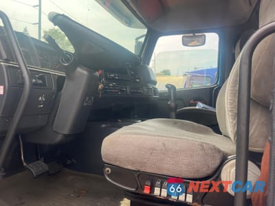 Czwarte zdjęcie samochodu z boku: 2003 VOLVO VN VNM VIN:4V4MC9GG53N343690 - miniatura