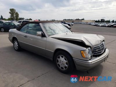 Czwarte zdjęcie samochodu z boku: 1995 MERCEDES-BENZ E 320 VIN:WDBEA66E3SC281266 - miniatura