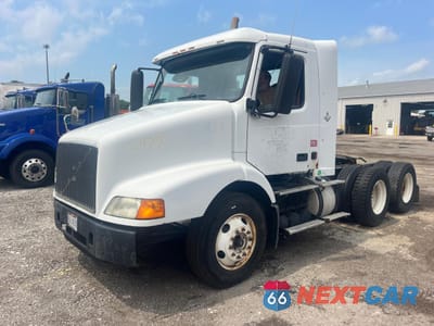 2003 VOLVO VN VNM 4V4MC9GG53N343690 - główne zdjęcie licytacji z USA - miniatura