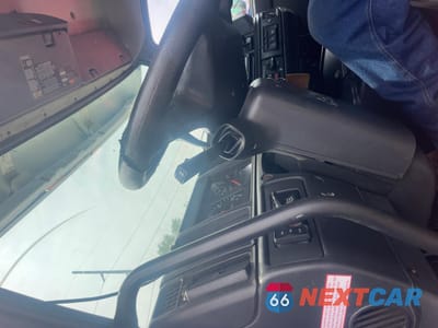 Piąte zdjęcie samochodu w środku: 2003 VOLVO VN VNM VIN:4V4MC9GG53N343690 - miniatura