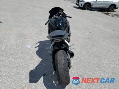 Czwarte zdjęcie samochodu z boku: 2016 HONDA CBR1000 RR VIN:JH2SC5914GK800105 - miniatura