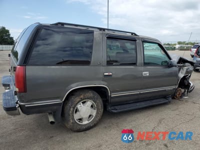 Trzecie zdjęcie samochodu z tyłu: 1999 GMC YUKON VIN:1GKEK13R9XJ757780 - miniatura