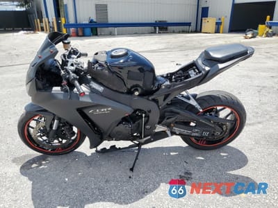 Trzecie zdjęcie samochodu z tyłu: 2016 HONDA CBR1000 RR VIN:JH2SC5914GK800105 - miniatura