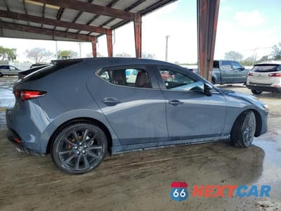 Trzecie zdjęcie samochodu z tyłu: 2024 MAZDA 3 PREFERRED VIN:JM1BPBLM3R1707065 - miniatura