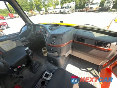 Zdjęcie 8 z 11 samochodu: 2008 VOLVO VN VNM VIN:4V4MC9EG18N263524 - miniatura
