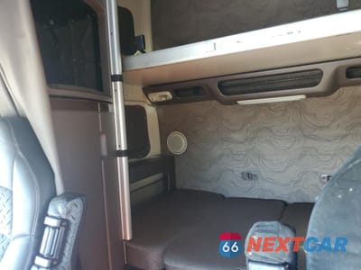 Zdjęcie 6 z 10 samochodu: 2015 VOLVO VN VNL VIN:4V4NC9EH4FN176940 - miniatura