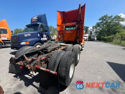 Czwarte zdjęcie samochodu z boku: 2008 VOLVO VN VNM VIN:4V4MC9EG98N498401 - miniatura