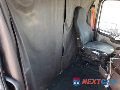 Zdjęcie 6 z 10 samochodu: 2014 VOLVO VN VNL VIN:4V4NC9EH7EN175022 - miniatura