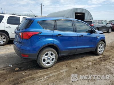 Trzecie zdjęcie samochodu z tyłu: 2019 FORD ESCAPE S VIN:1FMCU0F78KUB59426 - miniatura