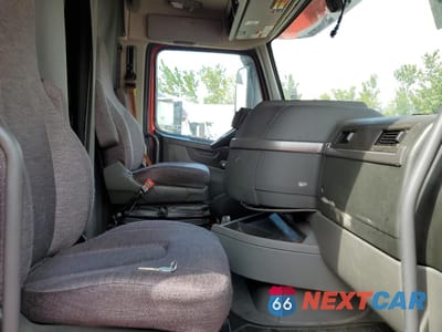 Piąte zdjęcie samochodu w środku: 2020 VOLVO VN VNL VIN:4V4NC9EH6LN249043 - miniatura