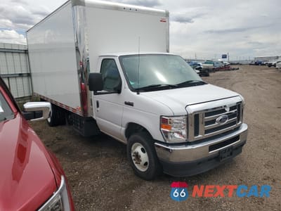 Czwarte zdjęcie samochodu z boku: 2022 FORD ECONOLINE E450 SUPER DUTY CUTAWAY VAN VIN:1FDWE4FK9NDC00463 - miniatura