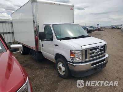Czwarte zdjęcie samochodu z boku: 2022 FORD ECONOLINE E450 SUPER DUTY CUTAWAY VAN VIN:1FDWE4FK9NDC00463 - miniatura